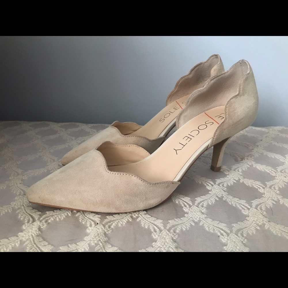 Pale Pink Scalloped Pump (size 8.5)